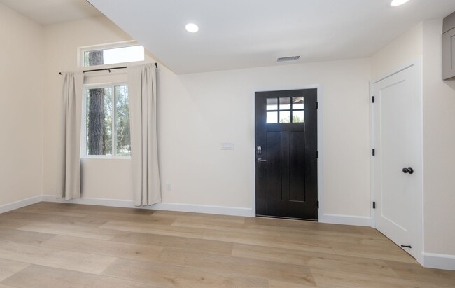 Building Photo - Beautiful 2 Bedroom Back House