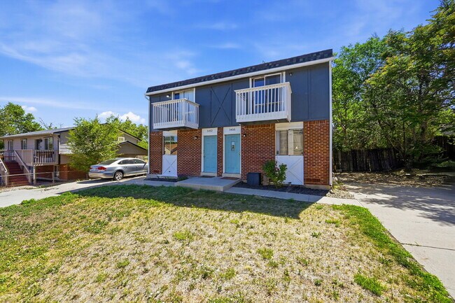 Building Photo - $1,695.95 - 2 Bed, 1 Bath Townhome In Denver with In Unit Laundry!