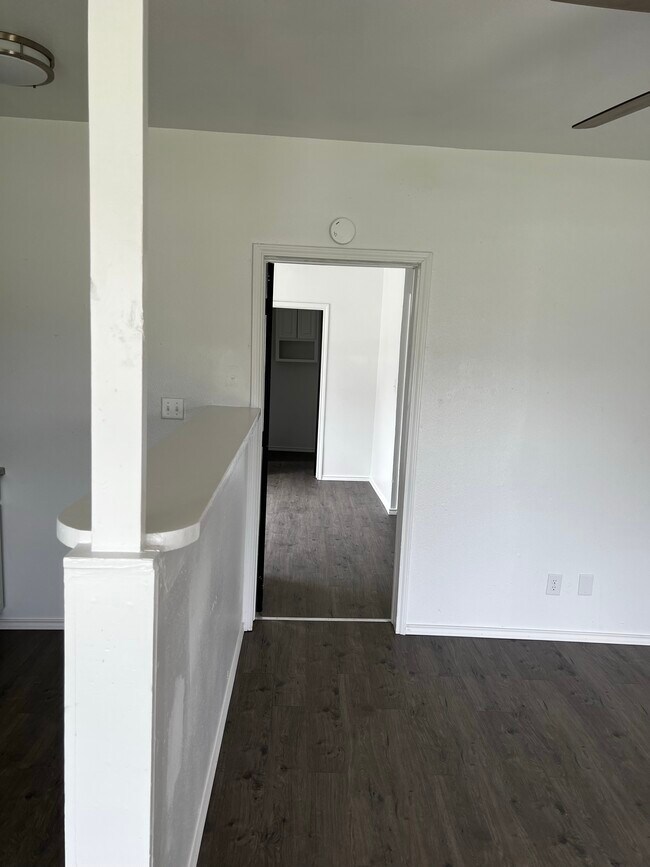 Building Photo - 522 W Alice Ave