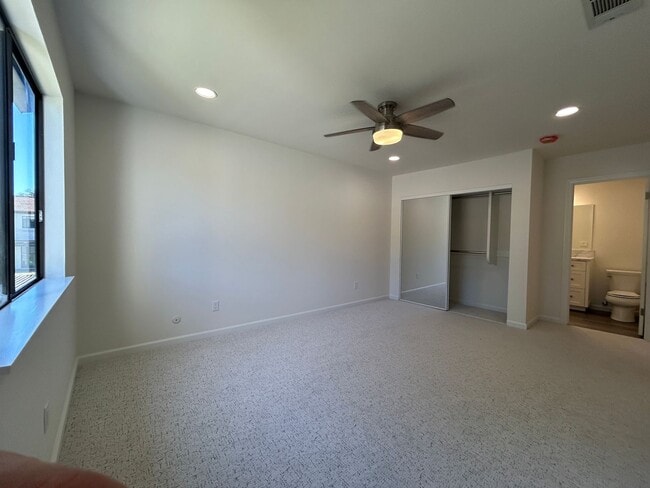 Building Photo - Spacious Newly Remodeled Townhome in Bonsa...