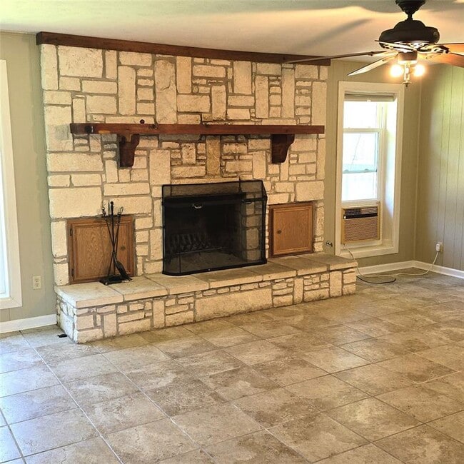 Building Photo - 135 Redbud St