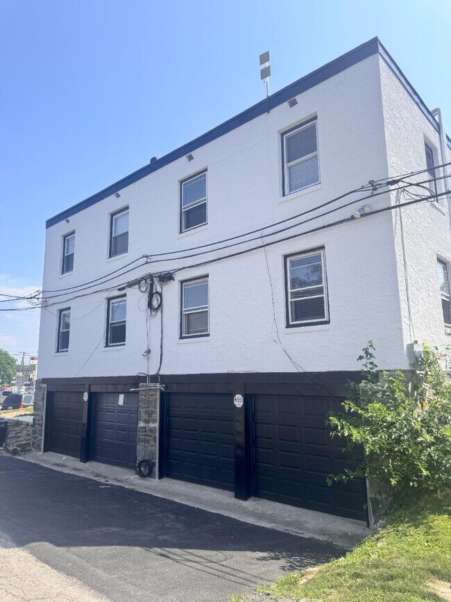 Building Photo - 2333 Haverford Rd