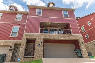 Building Photo - Fully Furnished Condo!!  3 bedroom 2.5 bath minutes from the U of A!!!!