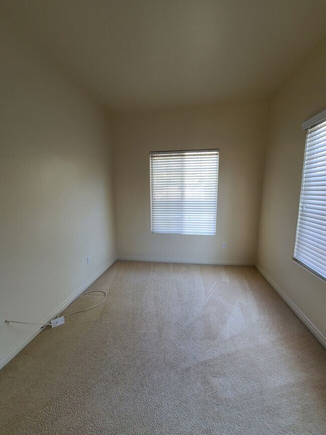 Building Photo - 4/2 bathroom located close to schools, sho...