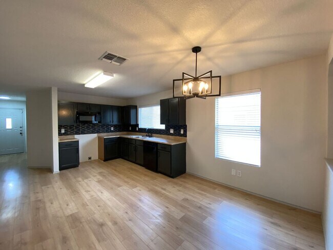 Building Photo - 1 STORY 3 BEDROOM WITH AN OFFICE AND 2 BATHROOM.