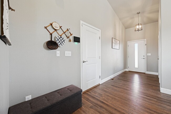 Building Photo - 1140 E Dove Creek Dr