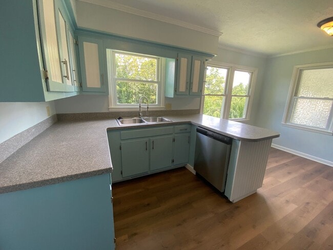 Building Photo - 3 Bedroom/1.5 Bathroom House in Downtown West Jefferson!