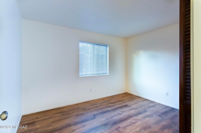 Building Photo - 1714 W Meadow Hills Dr