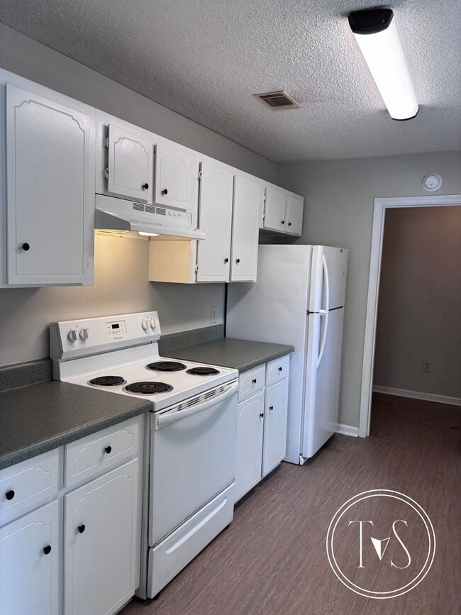 Building Photo - 730 Dover Ln