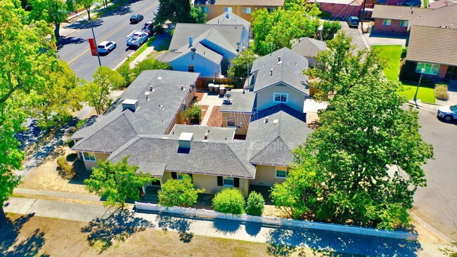 Building Photo - 401 W Mariposa Ave