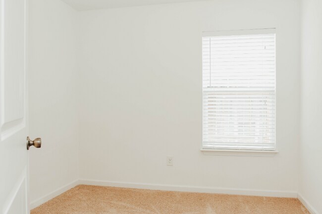 Building Photo - 5 Huntress Dr