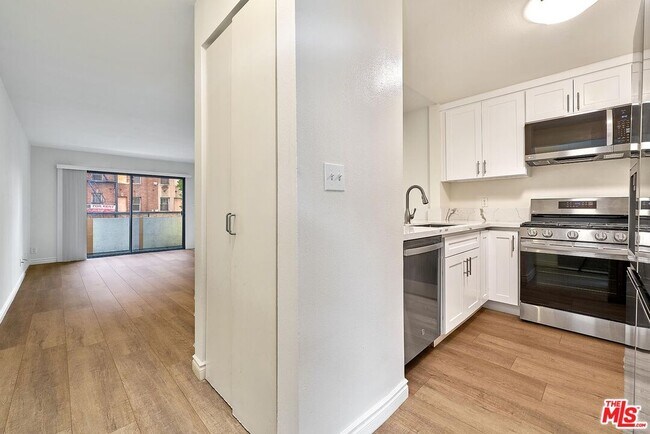 Building Photo - 326 S Manhattan Pl