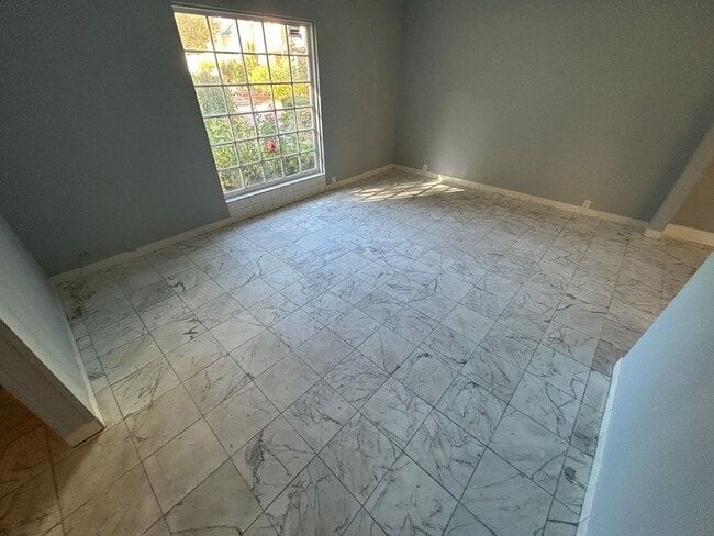 Building Photo - SPACIOUS 2 BEDROOM TOWNHOME IN LAS VEGAS COUNTRY CLUB