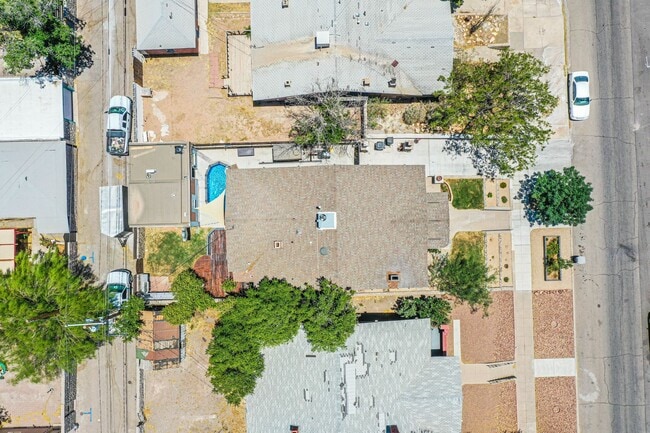 Building Photo - Manhattan Heights Historic District Gorgeous Backyard with Pool and Large House