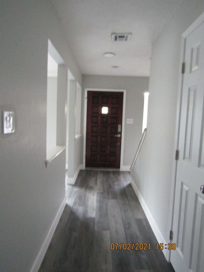 Building Photo - MACARTHUR AREA!! PETS NEGOTIABLE WITH OWNE...