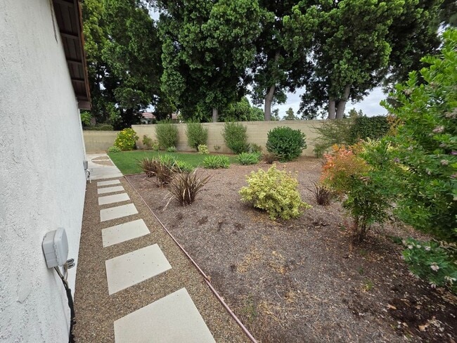 Building Photo - SPACIOUS 4BD/2BA WITH GARAGE, LAUNDRY AND ...