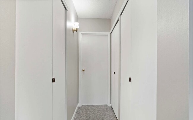 Building Photo - 121 Wellington Ct