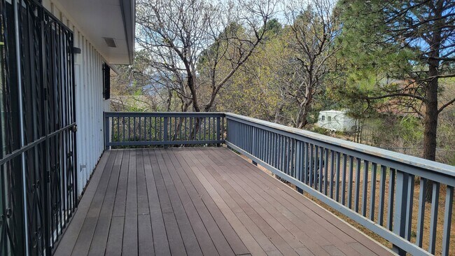 Building Photo - 4 Bed 2.5 Bath with A/C - Available Now!