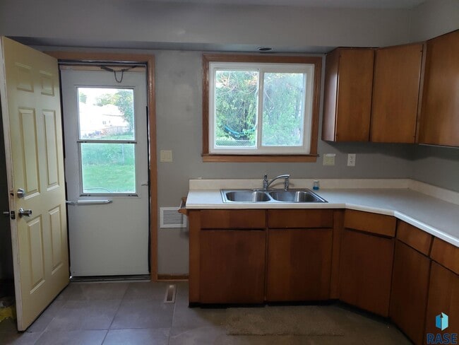 Building Photo - 3607 E 18 St