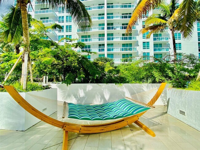 Building Photo - 950 Brickell Bay Dr