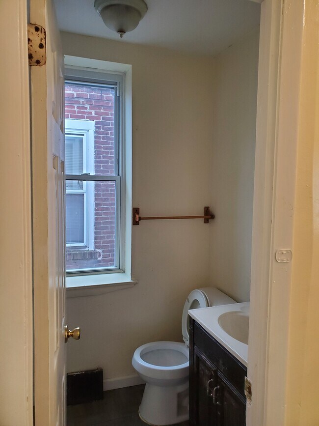 Bathroom - 4435 N Cleveland St