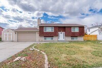 Building Photo - Charming 3-Bedroom Home with Spacious Fenced Yard in Prime Location