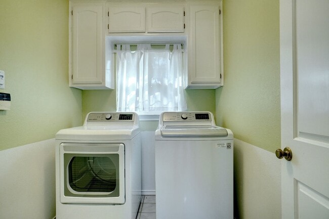 Building Photo - Beautiful Benbrook Home on Quarter Acre