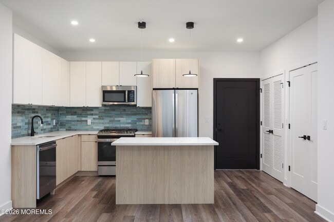 Building Photo - 6 West End Ct