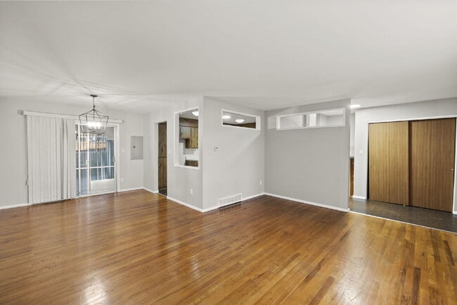 Building Photo - 2022 Northglen Dr