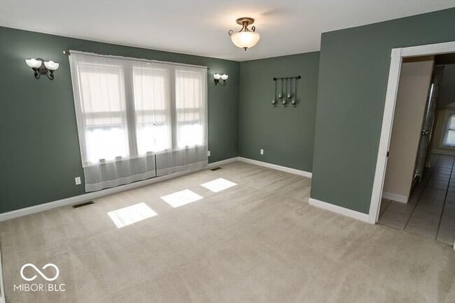 Building Photo - Sweet Spacious Townhome With Finished Base...
