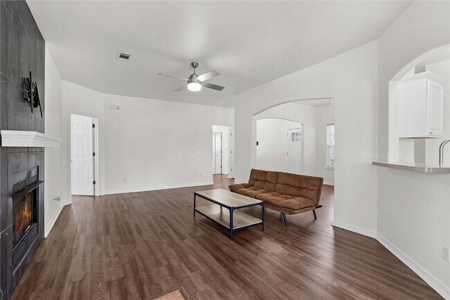 Building Photo - 421 Kate Dr