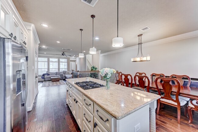 Building Photo - 1325 W 24th St