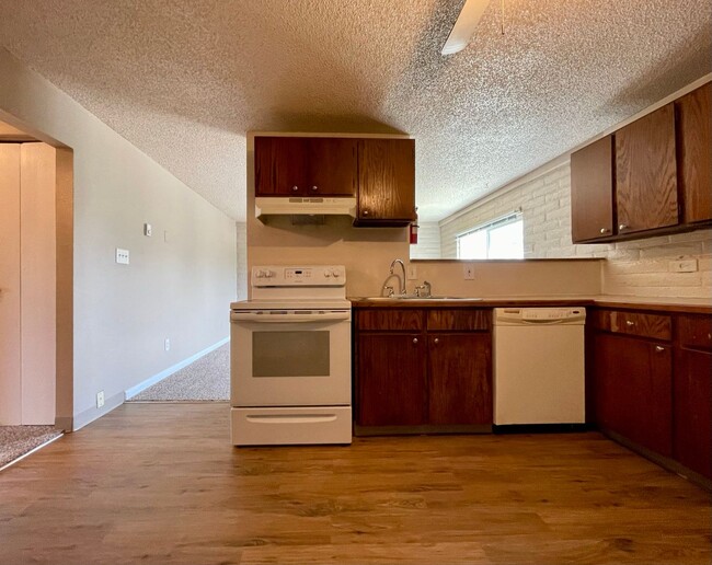 Building Photo - 2 Bed, 1 Bath Apartment In Firestone