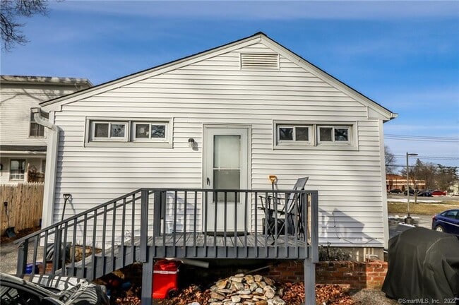 Building Photo - 24 Elm St