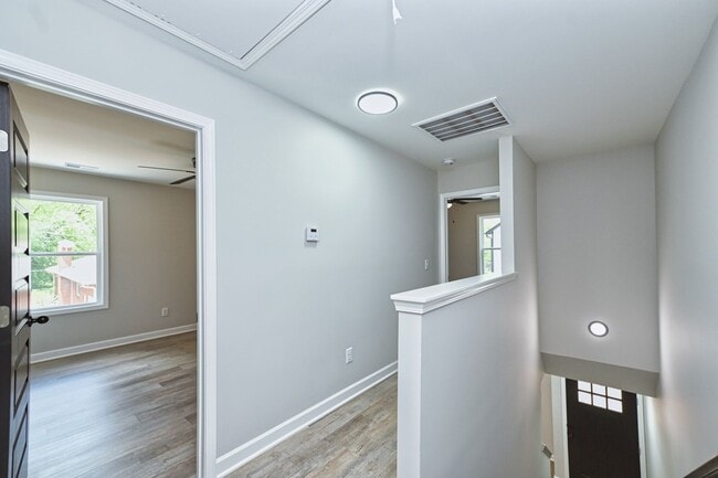 Building Photo - Like New and Move In Ready!