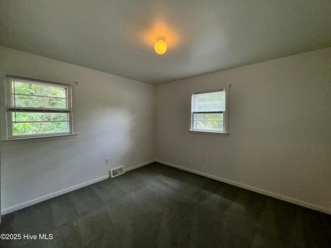 Building Photo - 218 Edgewood Dr