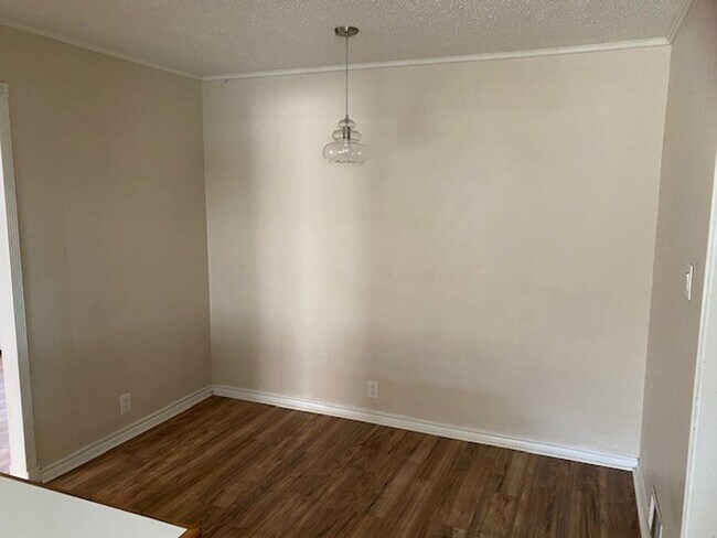 Building Photo - Large 3 bed/2 bath home in nice neighborhood  in Denison!