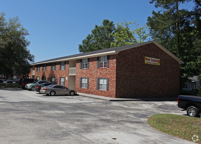 Building Photo - Twin Oaks Apartments