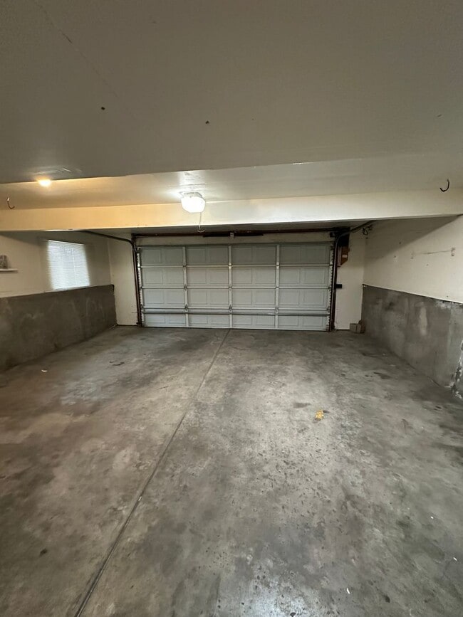 Building Photo - Fantastic 4 bdrm home avail NOW