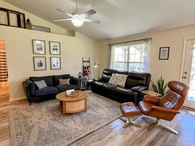 Building Photo - 33 Wheeling Ln