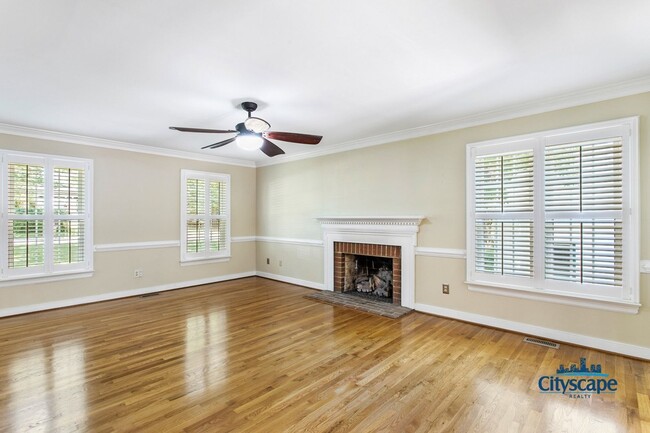 Building Photo - WONDERFUL WOODLAKE HOME WITH 1ST FLOOR BED...