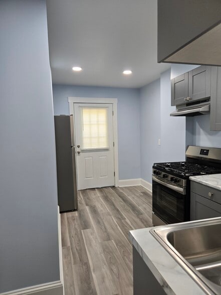 Building Photo - 2105 W 93rd St