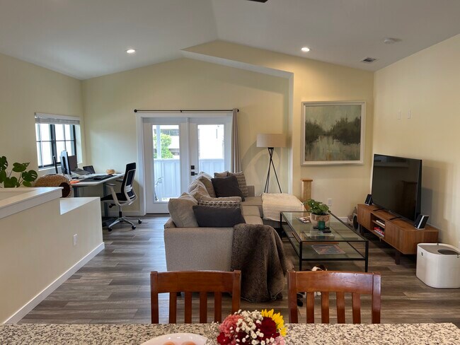 Living room - 1334 Ella St