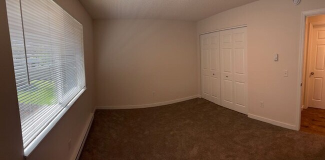 Building Photo - 1324