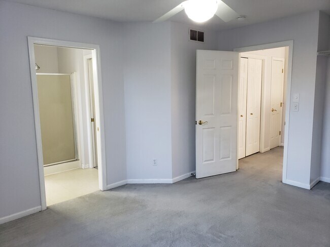 Building Photo - 3910 Old Elm Dr SE