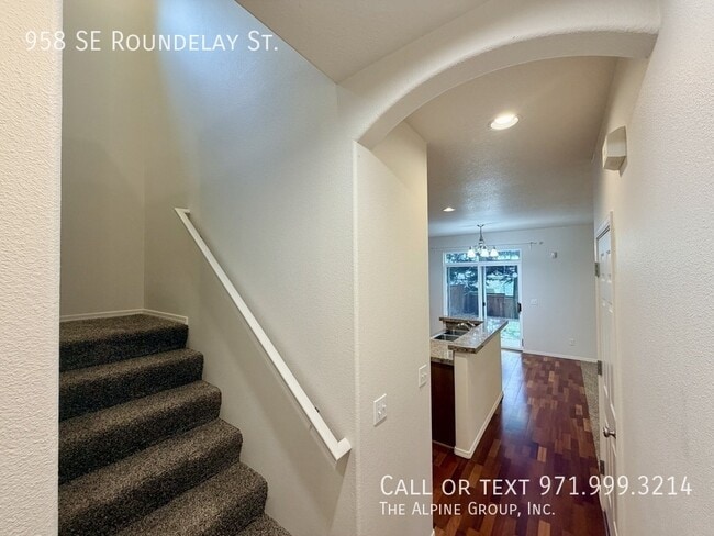 Building Photo - 958 SE Roundelay St