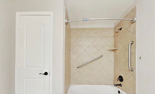 Building Photo - MOVE IN READY