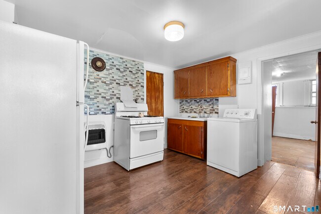 Building Photo - 48 Anderson St