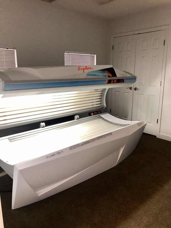 Building Photo - 3 Bedroom Apartment in University Village