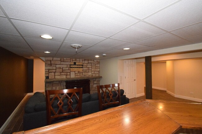 Building Photo - 477 W Spring St